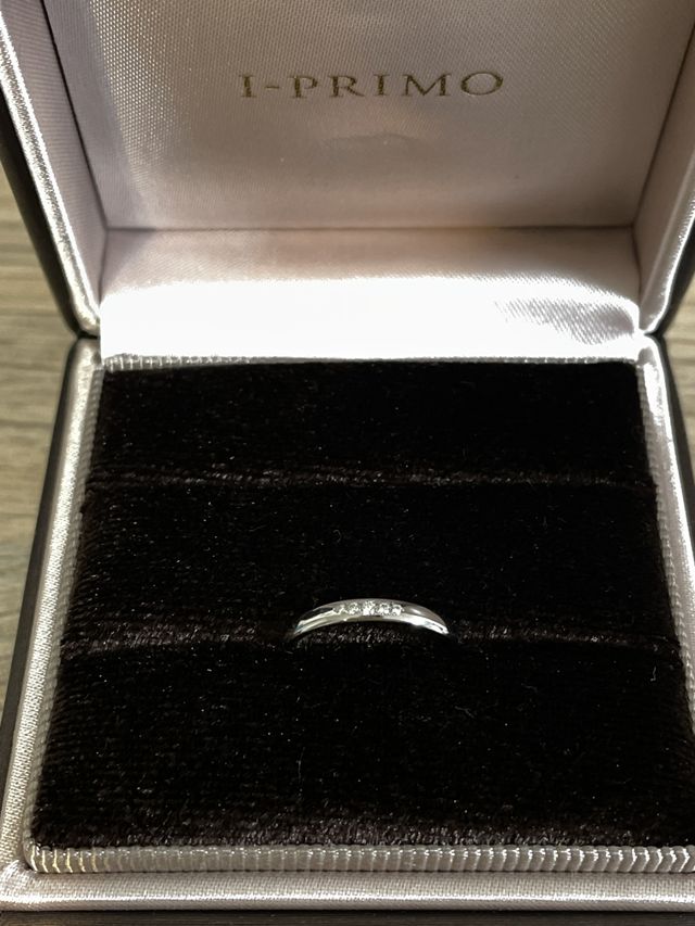 リングの上に５つダイアモンドがつけられているデザインです。