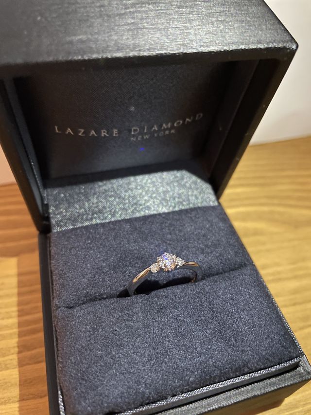 婚約指輪を受け取りに行ってきました。輝きがとても綺麗です！