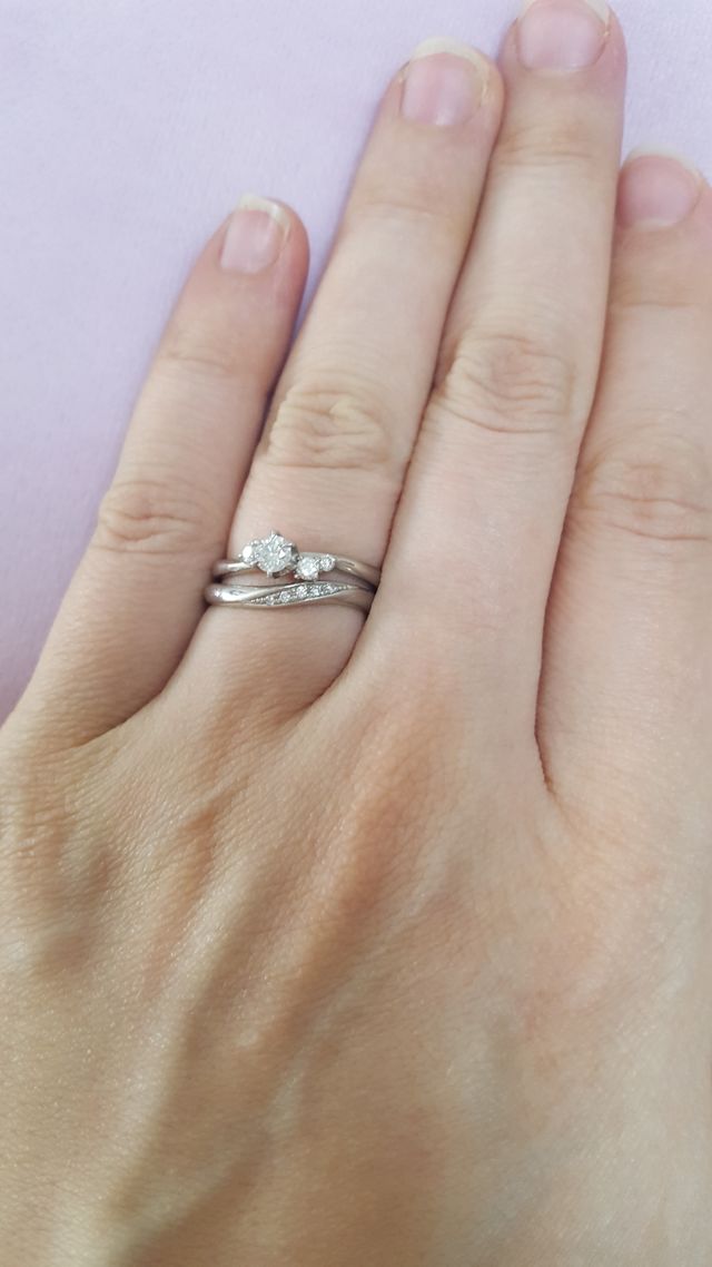 上が婚約指輪、下が結婚指輪のセットリングです。