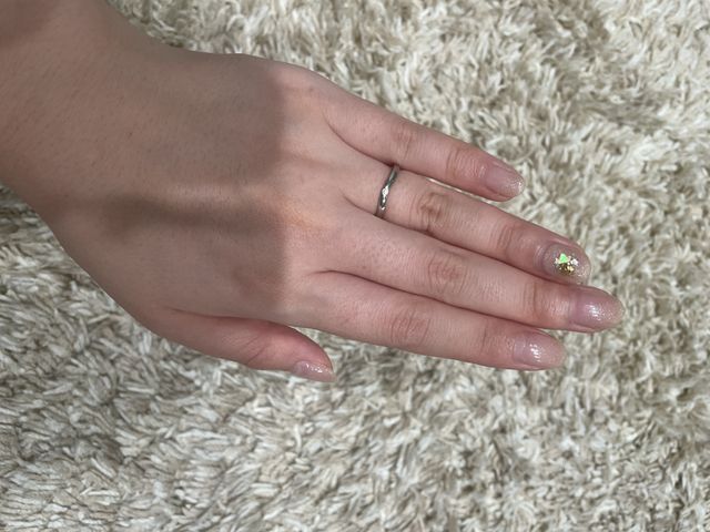 指輪はV字でダイヤが一粒、内側にはダイヤが2粒ついています。