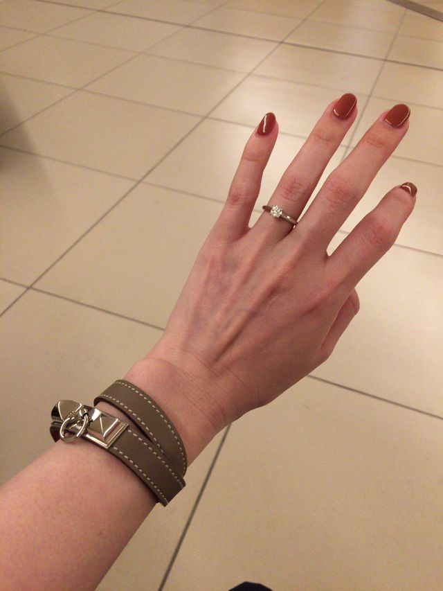 婚約指輪をはめてもらった直後です。