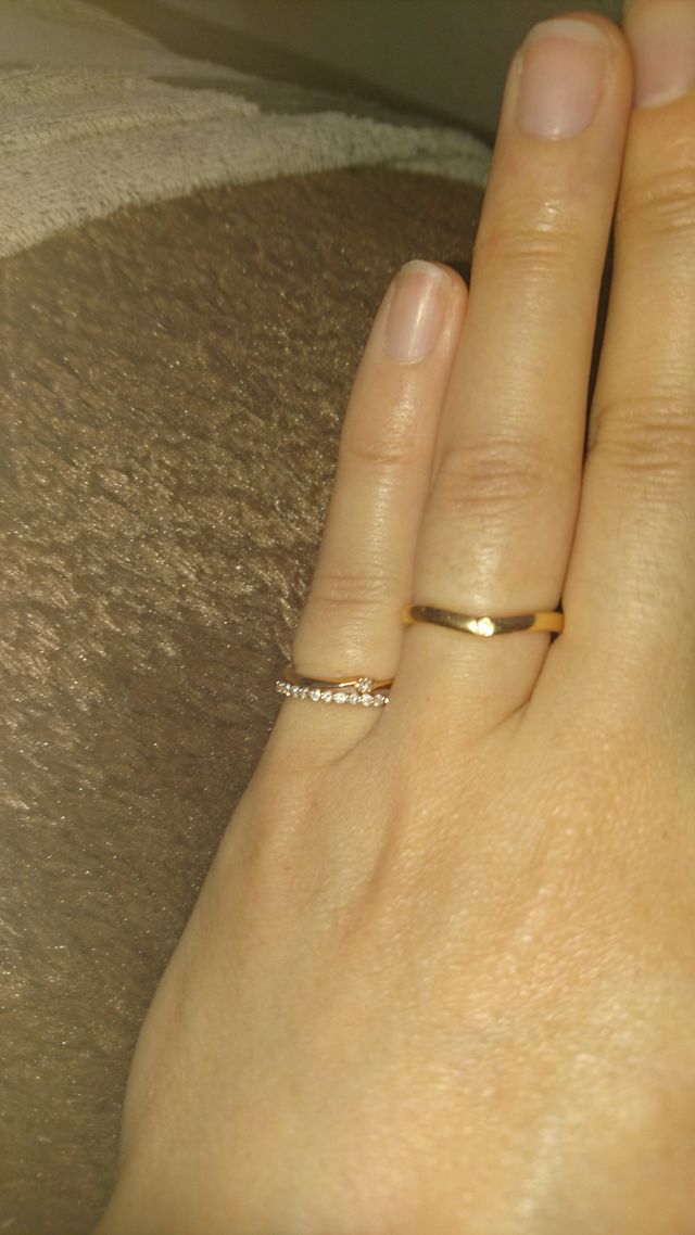 裏表でデザインが違うタイプです。一粒ダイヤのプリンセスライン