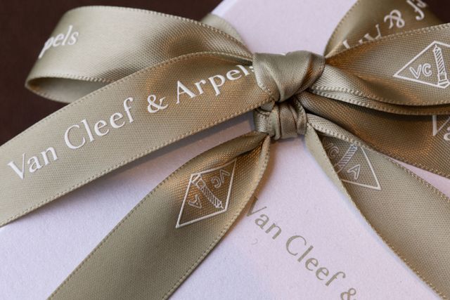 2人ともお揃いのVan Cleef & Arpels