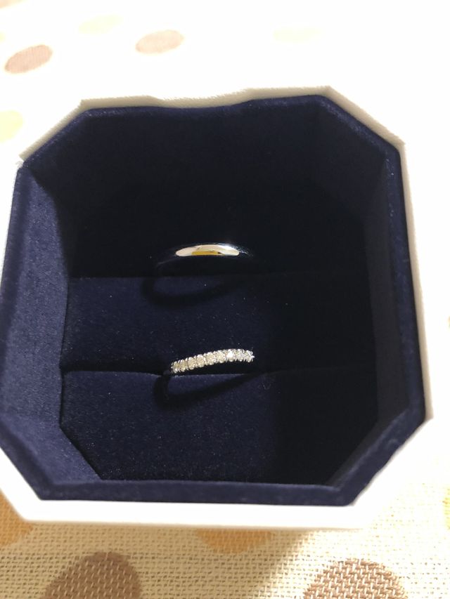 旦那はシンプルな物を私はダイヤモンドが8石の物を選べました