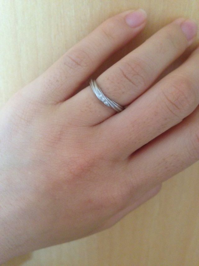 初めに気に入ったのは、これよりも細身で華奢なデザインだった。