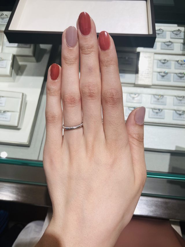 斜めにダイヤが付いているので上下を変えると印象がかわります。