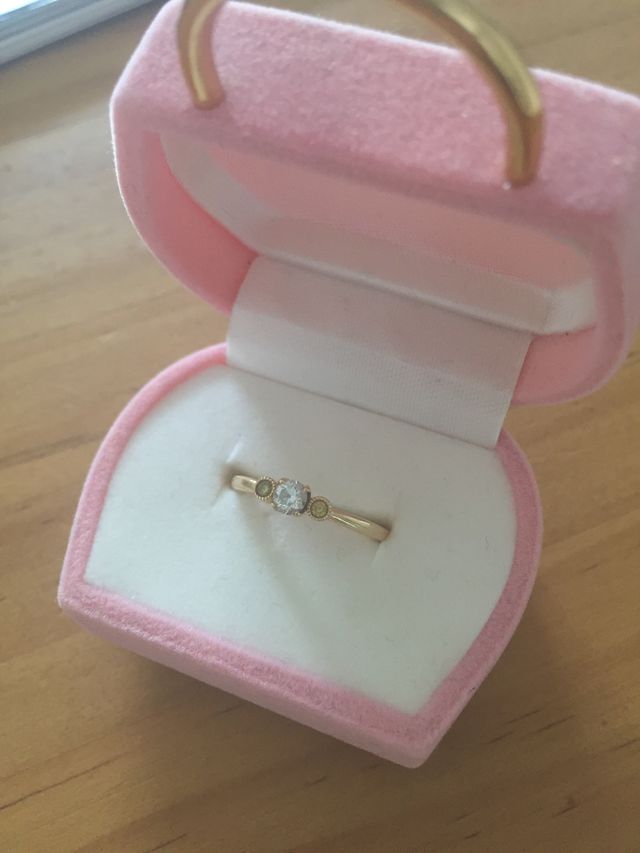 婚約指輪です。真ん中にダイヤ、両端はイエローダイヤです。