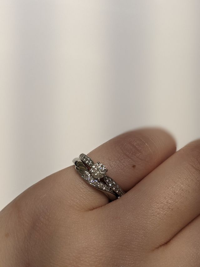 Vライン、ダイヤつきの結婚指輪(下段)