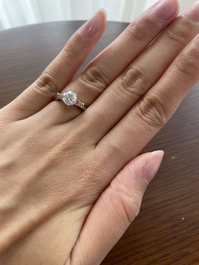 着用した時の写真です。ダイアモンドの存在感があります。
