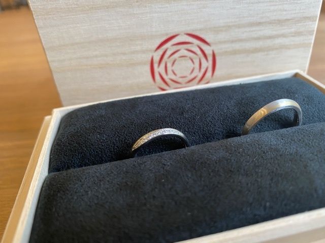 縁の艶消し加工にしてみました。
ヘアラインがとてもいい感じ