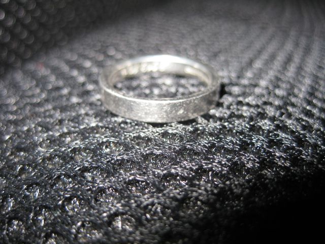 ティファニーのシンプルなプラチナリングです。