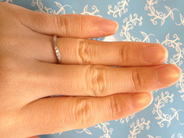 Vフォルムで指長効果あり！ダイヤも3つで程よい華やかさです