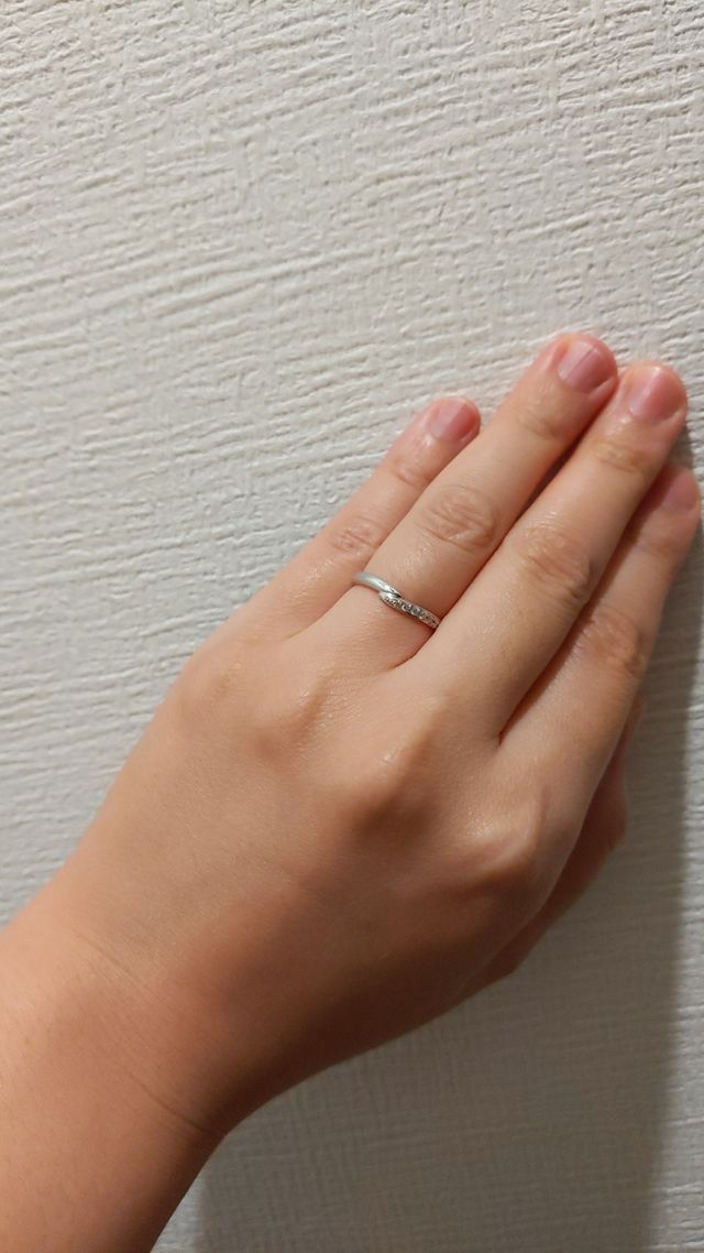 中央部分の曲線的なラインのお陰で指が細長く見えます。