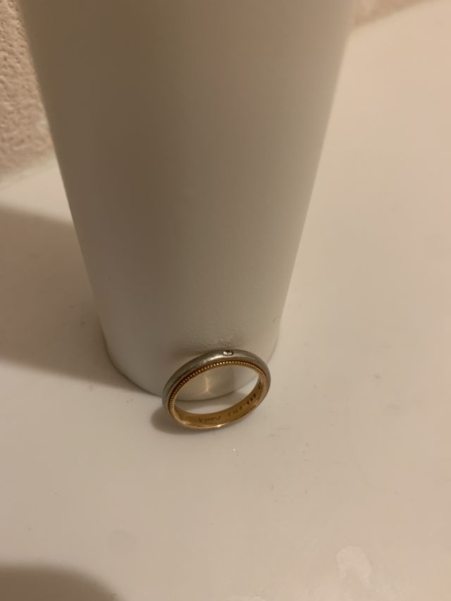 シルバーの指で内側がゴールです。表にもゴールドの丸いデザイン