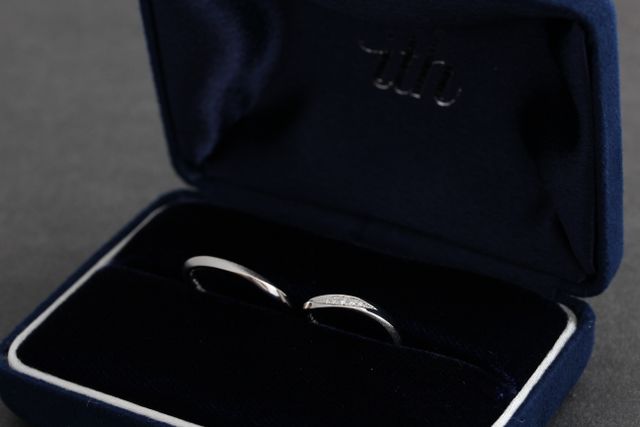 誕生石を入れ刻印もメッセージや日付も入れました。