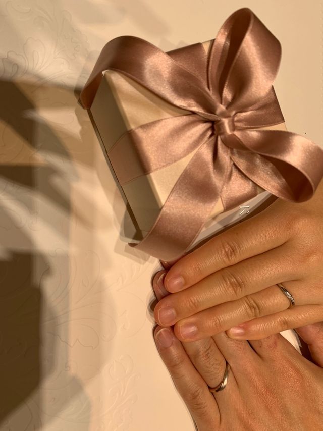 完成した指輪を受け取りに行き、店舗で撮影していただきました。