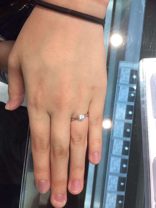 これはダミーです。0.5カラットのダイヤをつけてもらいました