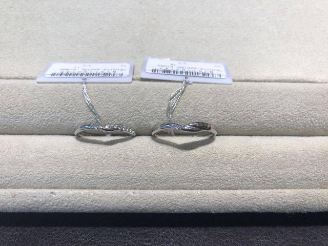 婚約指輪との重ね付けができて気に入りました。