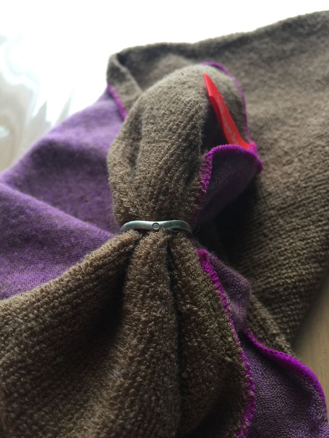 カーブの真ん中にダイヤがはいっています。表側です。