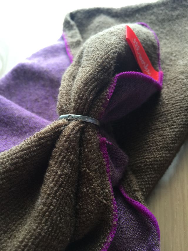 カルティエのロゴとサイドにダイヤがはいっています。裏側です。