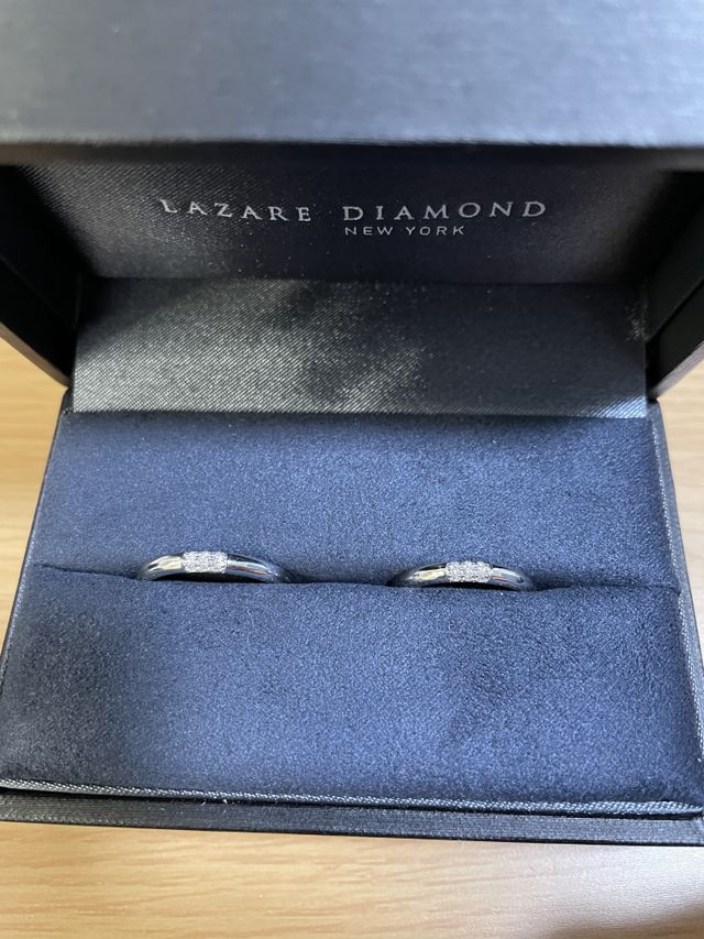 結婚指輪の写真です。

ダイヤモンドがとても綺麗です。