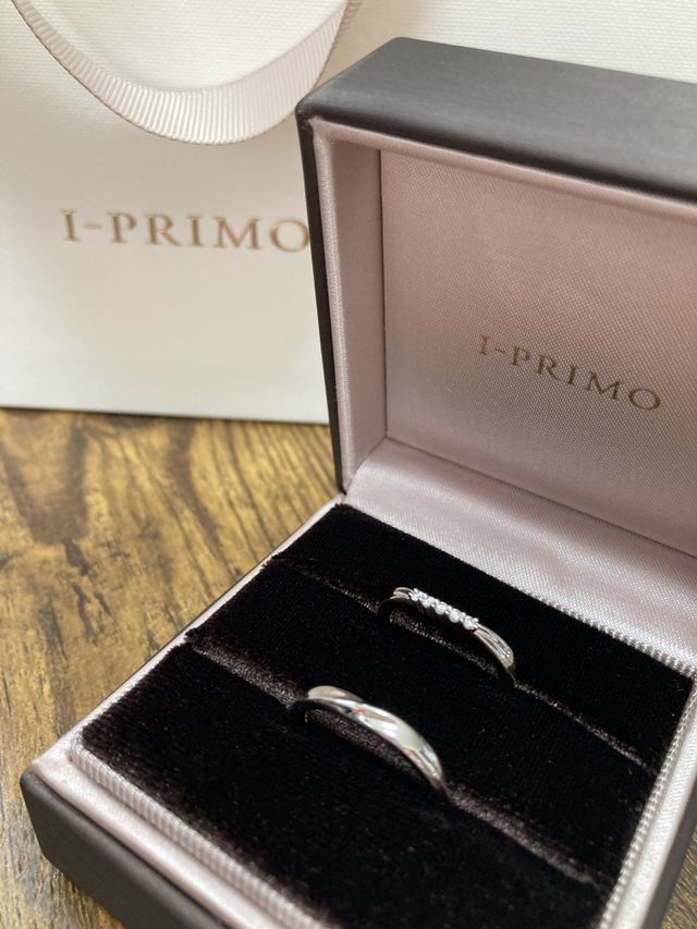 指が細く綺麗に見えるデザインでとても素敵です。