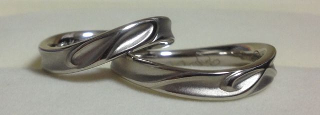 重ねると、2人のイニシャルが浮き出るようになっています。