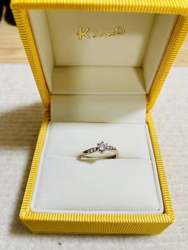 緩いウェーブ
全体ピンクゴールド
ダイヤを止める爪はプラチナ