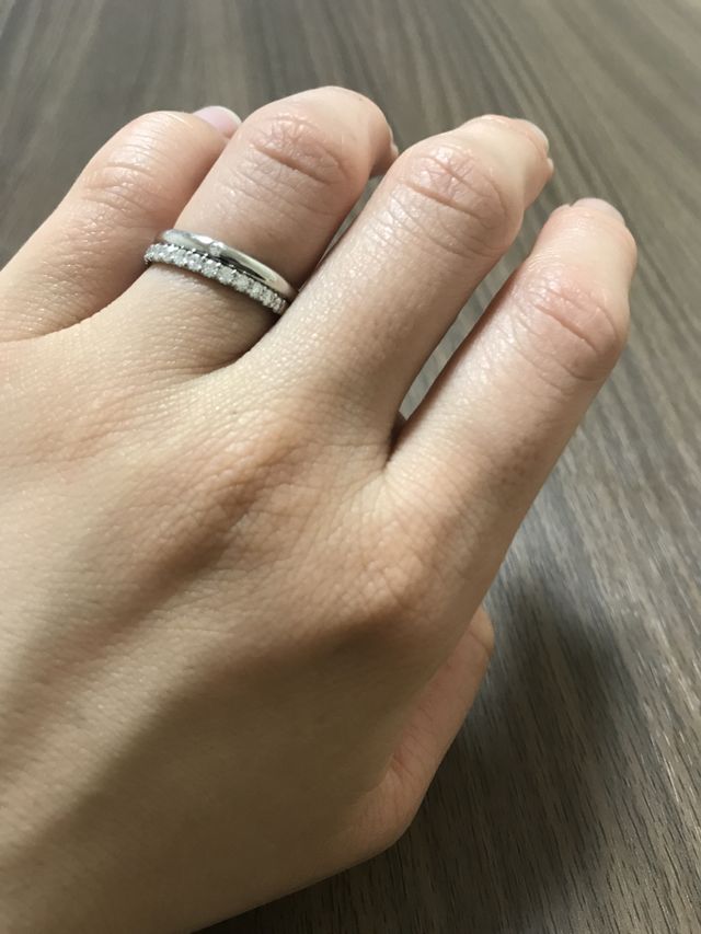 エタニティリングとシンプルな結婚指輪のセットにしました。
