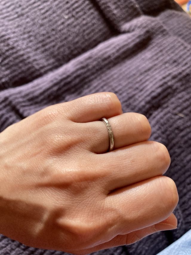 ダイヤが３つ付いていて、プラチナの輝きも綺麗