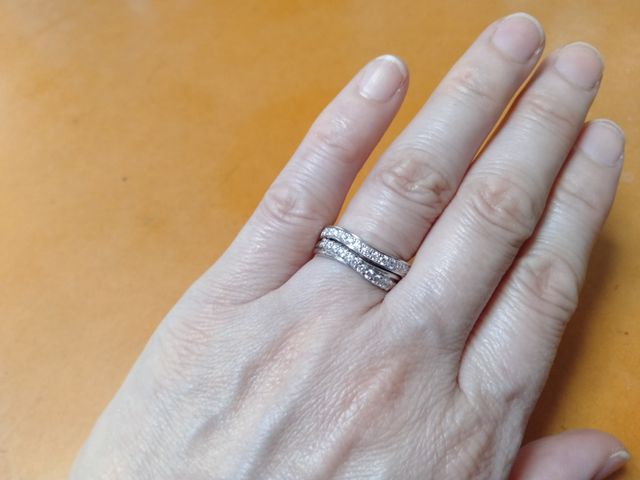 結婚指輪のカーブに合うように作りました。ピッタリでとても満足