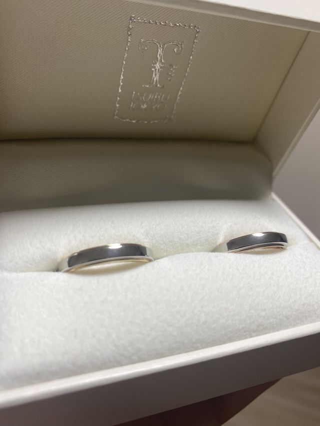 手作りの指輪です。デザインや色まで二人で考えて作りました。