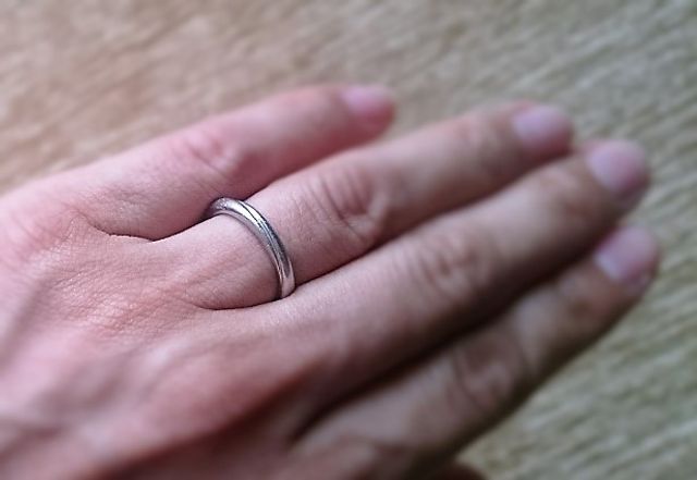 手がごっついです。ダイヤ無しのメンズを選びました。