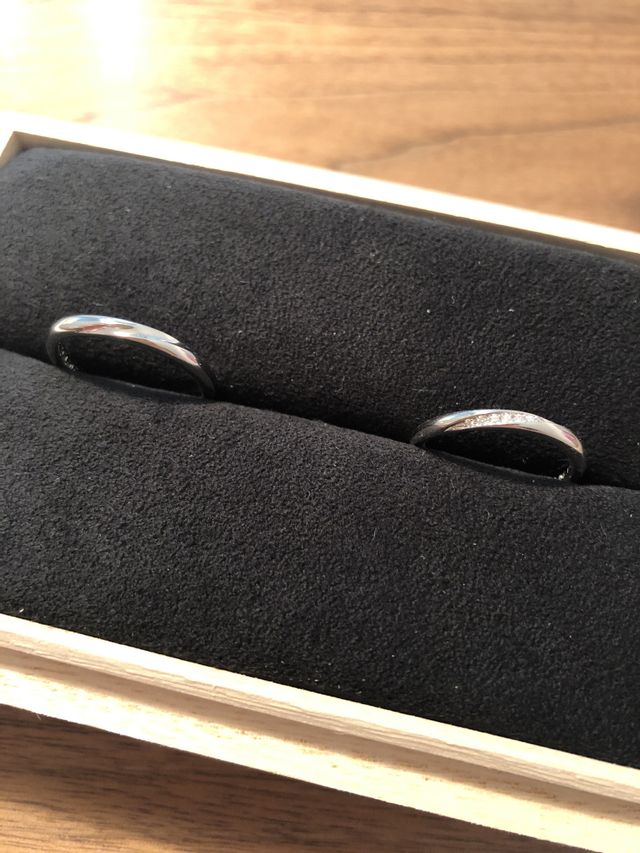 プラチナで光沢ありのものです。