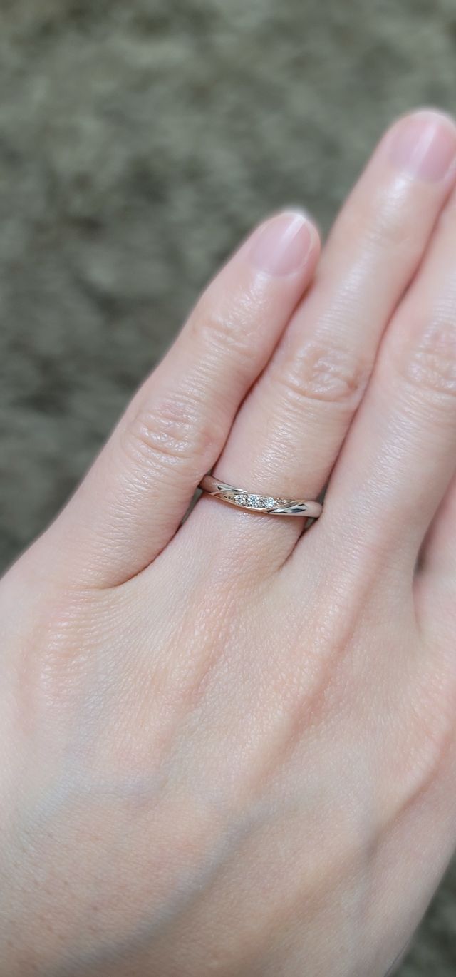 ピンクゴールドの入ったウェーブデザイン