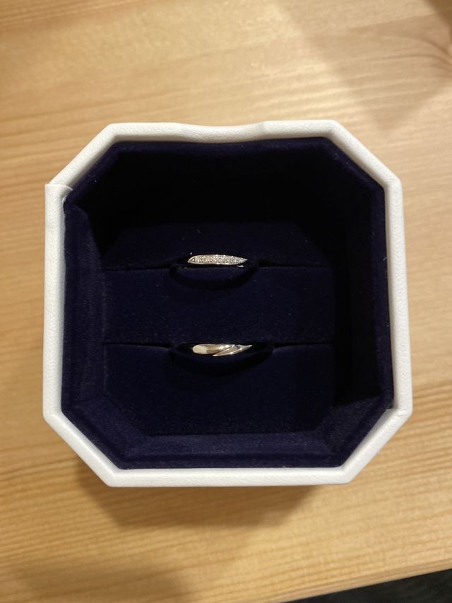 届いてすぐ開封しました♫
憧れの結婚指輪。一生大切にします！
