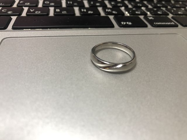 内側に誕生石とイニシャルが入っております。