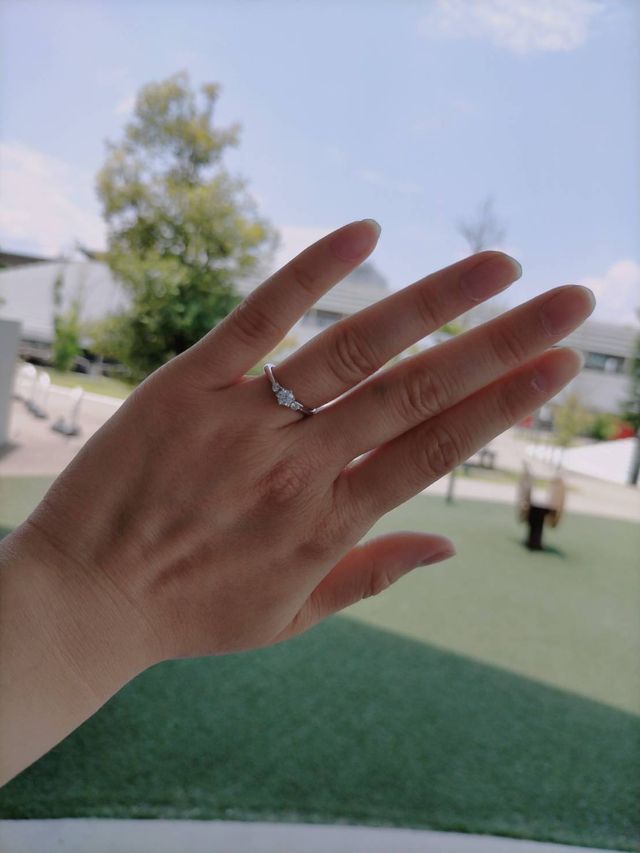 小さめの手に、上品にすっきりとしていてかわいいです！