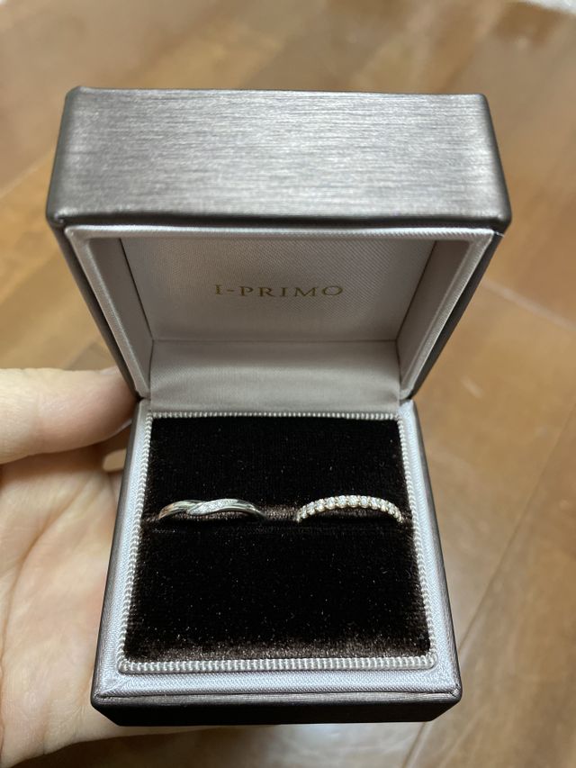 婚約指輪は普段使いもできるように、ハーフエタニティを購入。
