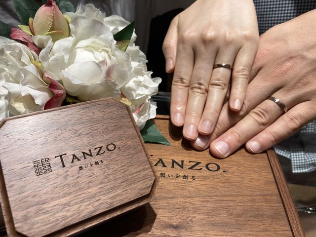 左に写る箱が指輪のケースになります。箱も一つ一つ手作りです。