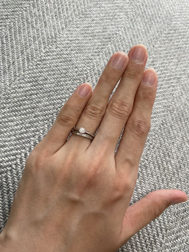 デザインのある結婚指輪とシンプルな婚約指輪の組み合わせ