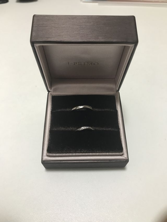 細かいところまでデザインされた結婚指輪。