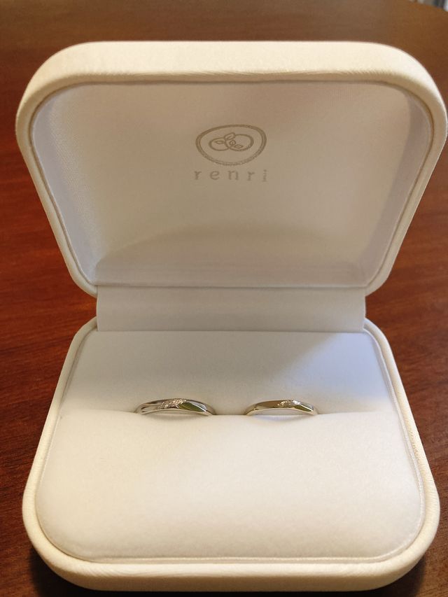 K18Glaygold(左)とK18Whitegold(右)