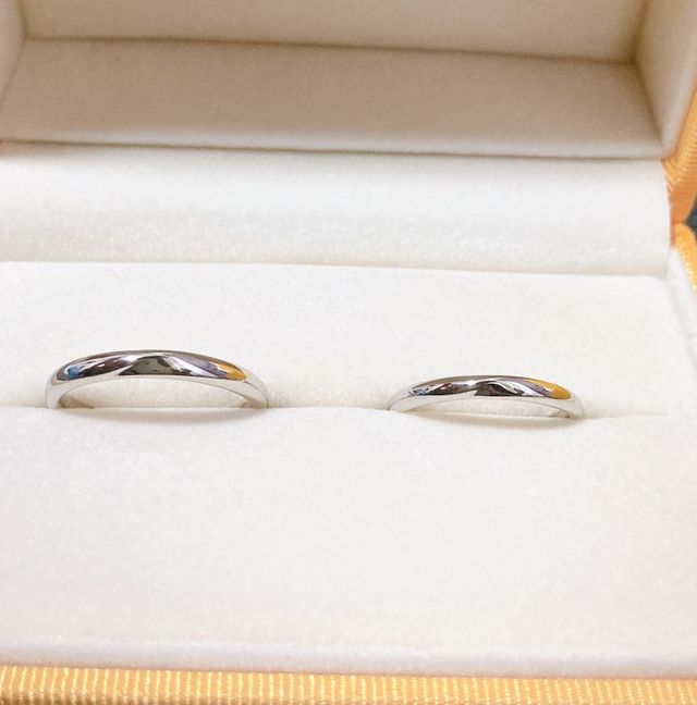 女性側は石がはめ込んであるものを外してシンプルにしました。