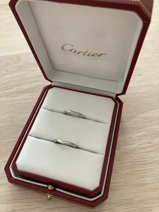 緩やかにウェーブになっている側はダイヤが１つついています。