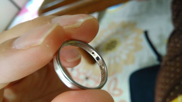 内側にブルーのダイヤもついています。