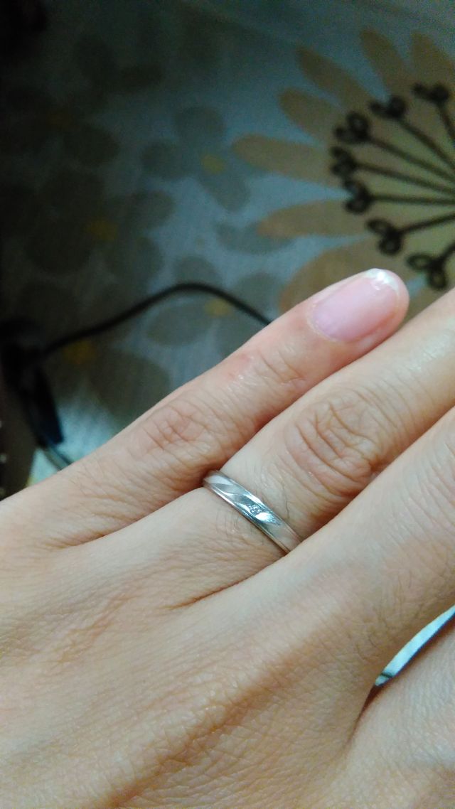 ダイヤが埋め込んだようについていて取れる心配はないです。