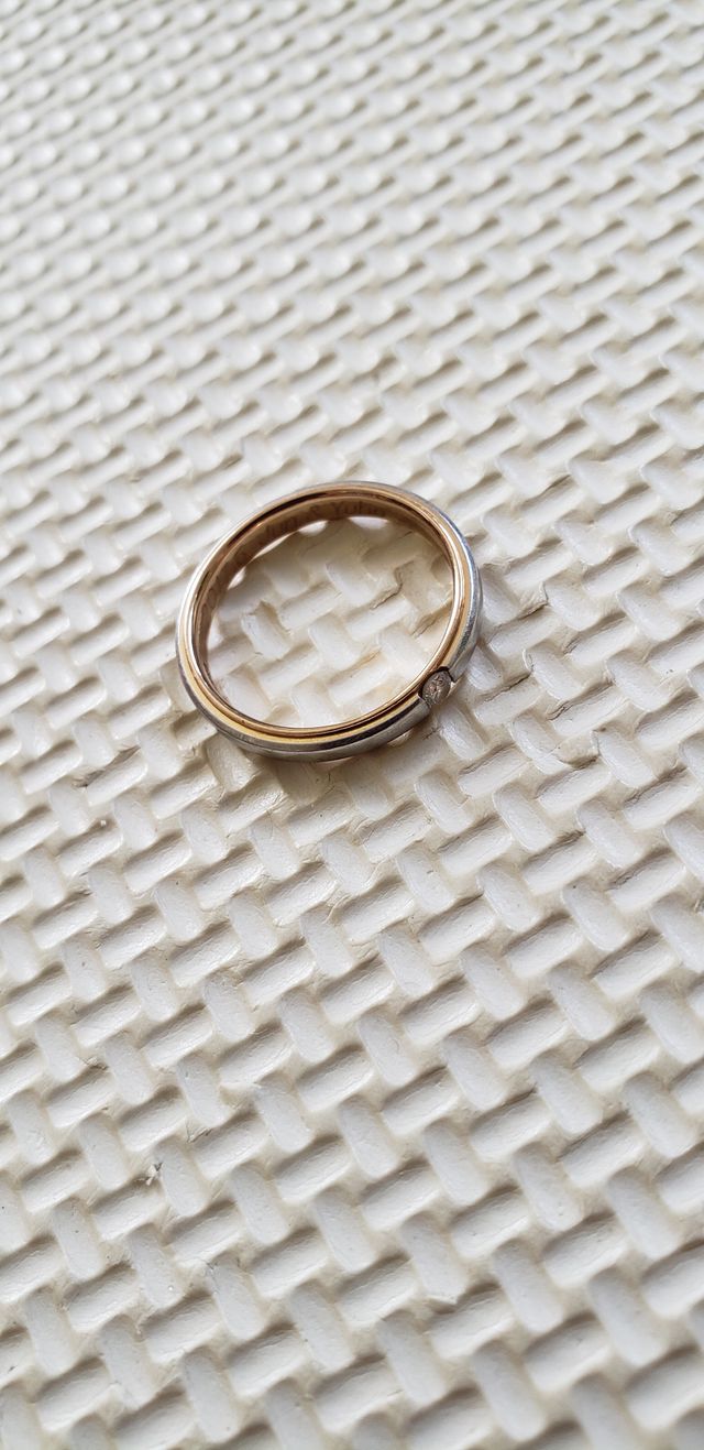 真ん中にあるダイヤが素敵な指輪