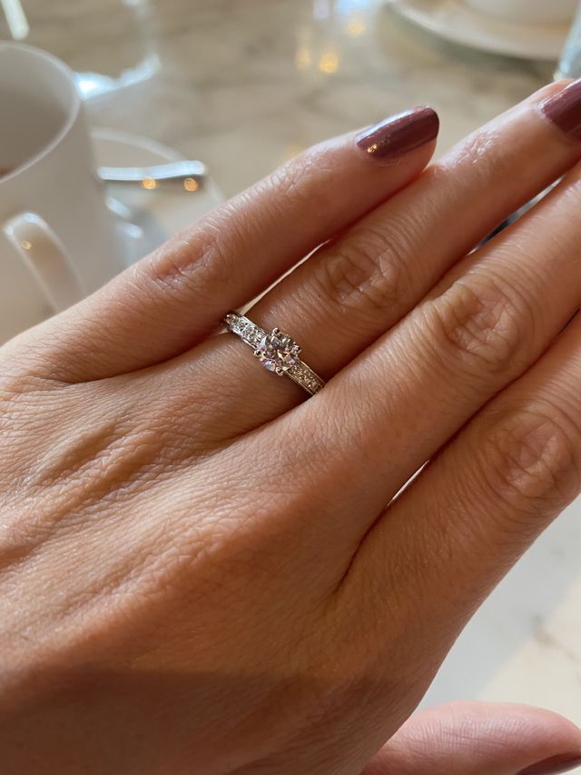 購入後ブルガリタワーでランチした時の写真です。加工なし。