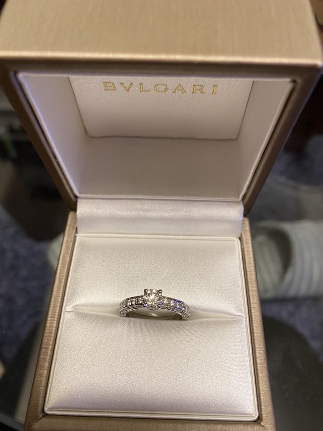 センターは0.5カラットです。